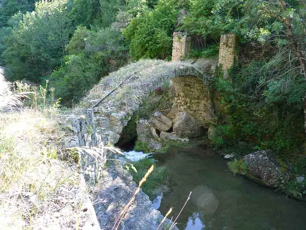 Le Pas de l'Escalette au-dessus du pont romain sur la Lergue.