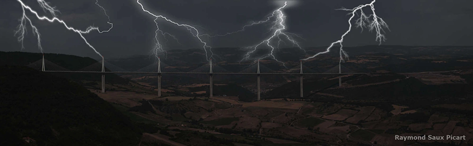 Le viaduc de Millau quand il se fait attaquer par la foudre sur tous ses piliers à la fois.