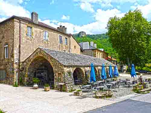 Nant en Aveyron avec sa belle halle du XIVe siècle