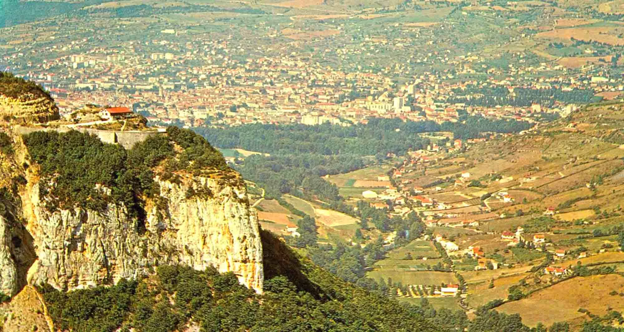 La musique de la nature en vue de l'ancienne discothèque mythique de Millau, Le Panoramique