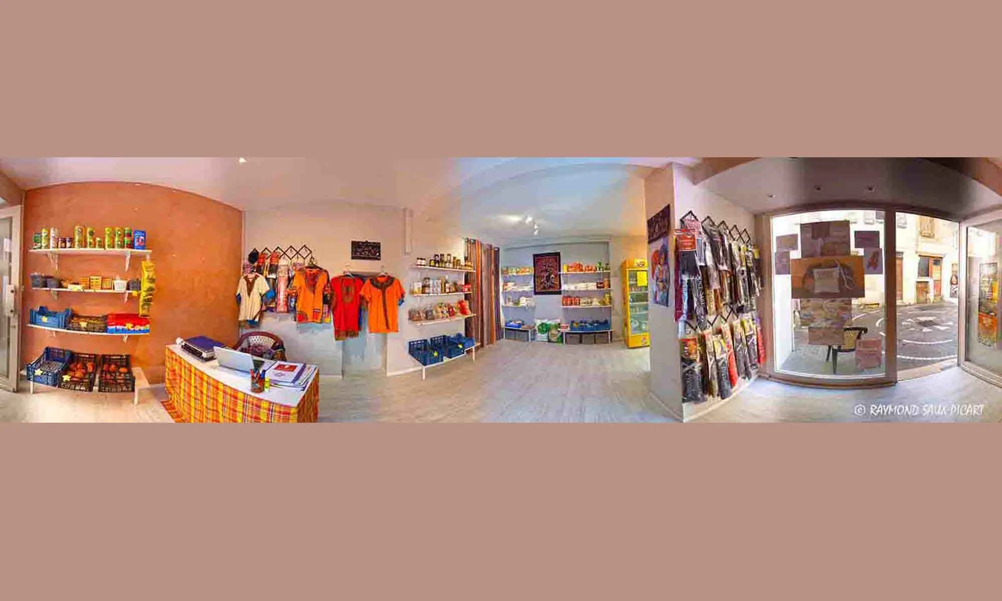 Épicerie à Millau rue de la Capelle qui fait des produits exotiques.