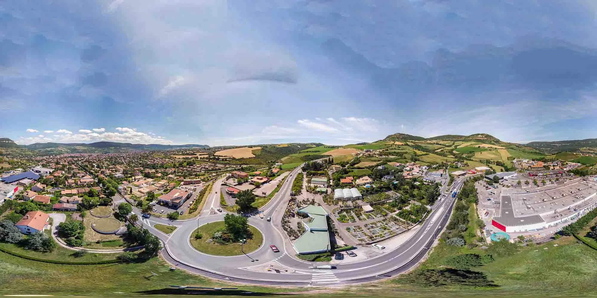 Haut du Crès à Millau. Le cap du Crès avec ses nombreux commerces et habitations